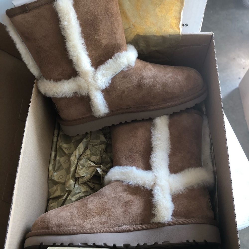 NIB UGG K Hadley tan boots - big girls size 3